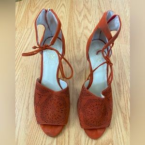Vince Camuto Red Ochre suede 3” heels, size 7M/37